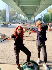 Tahnee und Pierre M. Krause spielen Minigolf unter der Kölner Zoobrücke.