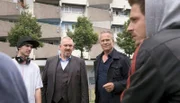 Keine Auskunft: Ivo Tarek (Aleksandru Cirneala, r.) kennt Adrian Tarrach zwar sehr gut, doch er kann den Kommissaren Freddy Schenk (Dietmar Bär, 2.v.l) und Max Ballauf (Klaus J. Behrendt, 2.v.r) beim besten Willen nicht sagen, wo der Flüchtige steckt.