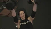 Die stärkste deutsche Frau Europas Sandra Bradley trainiert im Fitnessstudio mit Hanteln.