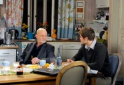 Alfred (Rolf Nagel, l.) fühlt sich ungerecht behandelt und schlägt Lars (Peter Foyse, r.) einen Putzplan vor.