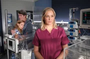 Lena Lorenz (Judith Hoersch, r.) hegt einen Verdacht, wieso das eigentlich gesunde  Baby von Jasmin Pohl (Mattea Cavic, l.) und Moritz Greinert (Leopold Hornung, M.) plötzlich immer wieder gesundheitliche Probleme hat.