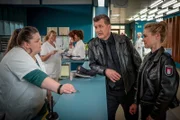 Hans (Bruno F. Apitz) und Franzi (Rhea Harder-Vennewald, r.) fragen Frauke (Manuela Wisbeck, l.) nach Gesina Weidenfeld, die nach einem Sturz im EKH eingeliefert wurde.