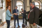 Die Rosenheimer Mordkommission ermittelt, nachdem eine bekannte Pianistin tot in der Musikakademie gefunden wurde Von links: Sandra Mai (Sina Wilke), Kommissar Hansen  (Igor Jeftic), Polizist Mohr (Max Müller) und Kommissar Stadler (Dieter Fischer).