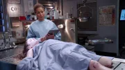Dr. Melinda Warner (Tamara Tunie) obduziert die Leiche von Nina Raedo (Morgan Lynch, liegend). Der jungen Frau wurde vor ihrem Tod bereits grundlos das Bein amputiert. Doch wer steckt dahinter?