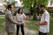 Radek (Hans-Werner Meyer, l.) und Mina (Jasmin Tabatabai) überraschen Mostafa (Hadi Khanjanpour, r.) nach seinem Gespräch mit Sabine und möchten von ihm wissen, um was es darin ging.