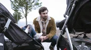 ARD Degeto MORD AUF SHETLAND - DAS FAMILIENGEHEIMNIS, am Montag um 21:45 Uhr im ERSTEN, online first ab Donnerstag in der ARD MEDIATHEK Toshs Eheman Donnie (Angus Miller) hält ihr den Rücken frei. - Motiv aus Teil 1 -