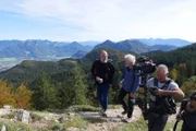 Werner Schmidbauer (2. von links) trifft Martin Kälberer (links) auf dem Mitterberg bei Bad Feilnbach.