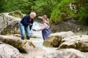 Lena Lorenz (Judith Hoersch, l.) unterstützt die schwangere Biologiestudentin Vivien Ofrazek (Paula Kroh, r.) bei der Entnahme von Wasserproben.