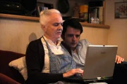Theres und Flori wundern sich, dass abends immer ihr Internetzugang langsamer wird. Von links: Theresa (Ursula Erber) und Florian Brunner (Tommy Schwimmer).