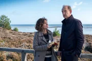 Carl Sievers (Peter Heinrich Brix, r.) glaubt während der Untersuchungen zum Mordfall an Madeleine Elster immer wieder, Gespenster zu sehen. Er vertraut sich seiner ehemaligen Therapeutin Tabea Krawinkel (Victoria Trauttmansdorff, l.) an. Mit ihrem Rat bringt sie ihn auf die richtige Spur.