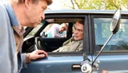 Günther Griem (Jürgen Uter, re.) möchte Sendezeit bei Radio Adsche (Peter Heinrich Brix, li.) buchen und ist bereit dafür zu zahlen. Jürgen Seute (Dirk Martens, hinten) will auch seine Teil vom Kuchen abhaben.