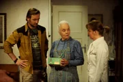 Theres präsentiert ihrer Familie stolz ihr Handy. Von links: Gregor Brunner (Holger M. Wilhelm), Theresa Brunner (Ursula Erber) und Veronika Brunner (Senta Auth).