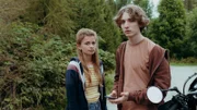 Jonas (Julius Gause) ist schockiert, als Isa (Renée Gerschke) ihm von ihren Beobachtungen berichtet.