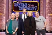 Moderator Kai Pflaume (M.) und seine Rateteam-Kapitäne Bernhard Hoëcker (l.) und Elton (r.) begrüßen in dieser Sendung den Schauspieler Armin Rohde (2.v.l.) und die Schauspielerin Katja Riemann (2.v.r.).
