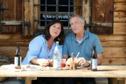 Eva Lorenz (Eva Mattes) gesteht Vinz Huber (Michael Roll), dass ihr die gemeinsamen Abende mit Lena und auch ihrem Enkel Luis sehr fehlen.