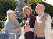 Justus Haslinger (Toni Berger) hat seiner langjährigen Haushälterin und Lebensgefährtin Regina (Ruth Drexel, li.) verschwiegen, dass Antonia (Uschi Glas) seine Tochter ist. Antonia selbst weiß auch nichts von ihrem "Glück".