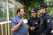 Auf Kris' (Marc Barthel, r.) Aufforderung, seinen Personalausweis vorzuzeigen, zeigt Uwe Fleischer (Andreas Anke, l.) zur Überraschung von Kris und seiner Kollegin (Aybi Era) einen selbst gebastelten Ausweis der Reichsbürger.