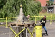 Tommy, Kenneth und Trang testen mit Cola einen alternativen Raketentreibstoff.