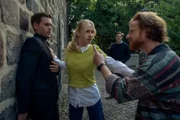 Anastasia (Luise Emilie Tschersich, M.) kommt gerade rechtzeitig, um Pfarrer Baumgarten (Joscha Kiefer, l.) vor Finn (Felix Phönix Lehmann, r.), dem Ex-Freund der Ermordeten, zu schützen. Dieser gibt Pater Baumgarten die Schuld an deren Tod.