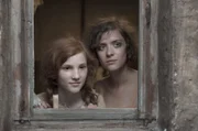 Charlotte Ritter (Liv Lisa Fries) mit ihrer Schwester Toni (Irene Böhm)