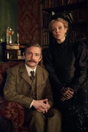 Watson (Martin Freeman) ahnt noch nichts vom Geheimleben seiner Frau Mary (Amanda Abbington).