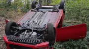 Umgestürztes Auto nach einem Unfall.