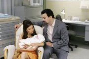 Da Carlos (Ricardo Antonio Chavira r.) und Gabrielle (Eva Longoria, l.) befürchten, dass mit der Adoption etwas schief geht, nehmen sie es in ihre eigenen Hände ...