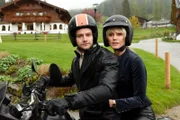 Für das Jubiläumsfest seines Familienunternehmens hat Lukas Ritt (Aaron Karl) die Event-Managerin Isabell Klett (Heidi Klum) engagiert.
