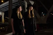 Zoe (Taissa Farmiga, r.) und Madison (Emma Roberts, l.)