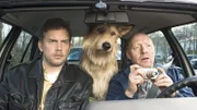 Franz Eberhofer (Sebastian Bezzel, li.) mitsamt Hund Ludwig und Rudi Birkenberger (Simon Schwarz, re.) legen sich auf die Lauer. Weiteres Bildmaterial finden Sie unter www.br-foto.de.