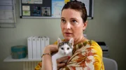 Arzthelferin Jana (Anne Weinknecht) kümmert sich um die kleine Katze, die Nora gefunden hat.