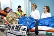 In einem See nahe Leipzig wurde ein junger Mann (Patrick Kalupa, li.) gefunden. Die Notärztin (Sarah Arndtz, 2.v.li.) kann Dr. Lea Peters (Anja Nejarri, 2.v.re.) und Oberschwester Arzu (Arzu Bazman, re.) keine weiteren Angaben machen, da die Papiere des Mannes noch nicht gefunden wurden.