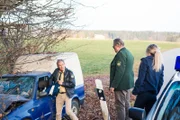Hubert (Christian Tramitz) findet das Lösegeld beim verunglückten Detlef Lechner, Lisa (Farina Flebbe, r.) ist entsetzt (Michael Brandner als Reimund Girwidz, 2.v.r.)