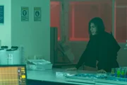 Eva Stellenbosch (Ana Ularu) steckt mit Dr. Greif unter einer Decke. Die beiden klonen ihre Schüler:innen. Sie ahnt nicht, dass Alex Rider noch lebt.