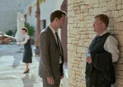 Sven Lebert (Nils Strunk, l.) und Bernd Hausner (Justus von Dohnányi, r.) sind extra nach Mallorca gereist, um ihren Geschäftspartner Fred Allen zur Rede zu stellen.