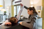 Viola Delbrück (Yvonne Catterfeld) befragt Rezeptionist Freddy (Simon Werdelis) nach ihrem Ex-Mann.