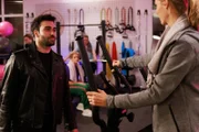 Baris (Metehan Demiröz) spielt sich mit Hintergedanken an Stella (Bettine Langehein, r.) heran. Hinten Cecilia (Carina Koller)