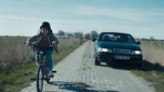 Tim (Sammy Schrein) wird auf dem Nachhauseweg von einem Auto verfolgt.