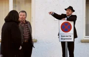 Schattenhofer macht dem Parkplatz-Streit ein unvorhergesehenes Ende. Von links: Monika Vogl (Christine Reimer), Alois Preissinger (Erich Hallhuber sen.) und Bürgermeister Schattenhofer (Werner Rom).