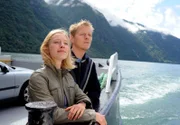 Annika (Sandra Borgmann) nimmt ihren Halbbruder Henrik (Thure Lindhardt) mit zu sich.