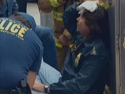 Luke Franey, der gerade durch die Trümmer entkommen ist, wird vom Tatort des Alfred P. Murrah Federal Building in Oklahoma City, Oklahoma City, weggeführt.