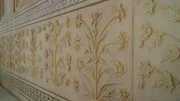 Pietra Dura &ndash; so hei&szlig;t die Technik, mit der die f&uuml;r den Taj Mahal typischen floralen Dekorationen in den Stein gelegt wurden.