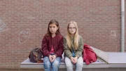 Margreet (Romy Voll, li.) und Floor (Bobbie Mulder, re.) wundern sich über Kees.