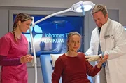 Marie Obischu (Christine Kutschera, M.) hat eine ernstzunehmende Wunde an der Hand.  Marc Lindner (Christian Beermann, r.) fällt sofort ein bedeutendes Detail auf (mit Isabella Krieger, l.).