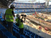 Dokumentarfilmregisseur und Kameramann des Dokumentarfilms drinnen im Santiago Bernabéu Stadion in Madrid, Spanien. (National Geographic /Pablo Lapastora)