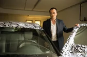 Nikolai Kinski alias Sebastian Feuerbach neben dem Wunderauto.