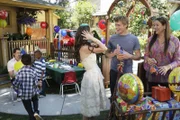 Eli (Jamie Kennedy, hinten l.), Ned (Christoph Sanders, 2.v.r.) und Delia (Camryn Manheim, r.) amüsieren sich auf der Geburtstagsparty, die Melinda (Jennifer Love Hewitt, 3.v.r.) für ihren Sohn organisiert hat.