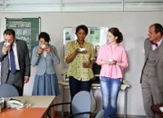 Die Lehrerschaft (v.l.n.r. Rober Schupp, Janina Elkin, Liz Bafoe, Laura Vietzen) kostet den Kaffee von Dr. Zech (Olaf Burmeister).