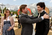 Theresa Ritt (Marie Sophie von Reibnitz, l.) und ihr Mann Xaver (Joscha Kiefer, M.) bitten Xavers' Bruder Lukas (Aaron Karl, r.) Patenonkel ihres Kindes zu werden.