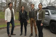 (v.l.n.r.) Russ Taylor (Henry Ian Cusick); Riley Davis (Tristin Mays); Angus MacGyver (Lucas Till); Desi Nguyen (Levy Tran)